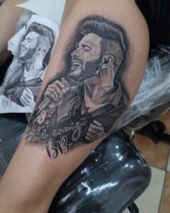 Web debocha de F&atilde; que fez tatuagem de Gusttavo Lima : &ldquo;Ficou a cara do Latino&rdquo;