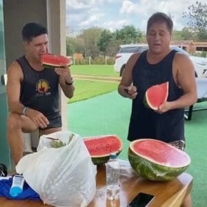 Leonardo explica o ditado: &ldquo;c&atilde;o chupando manga&rdquo;