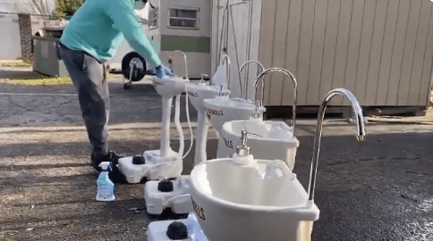 Homem monta postos de lavagem de mãos para desabrigados