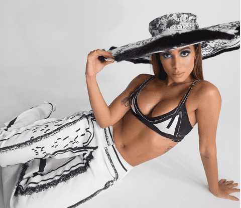 Anitta esbanja poder em look completo da grife Moschino