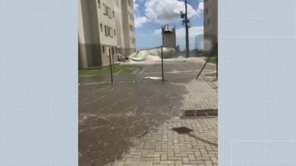 Caixas d’água cedem em condomínio de Cariacica, assista ao video.