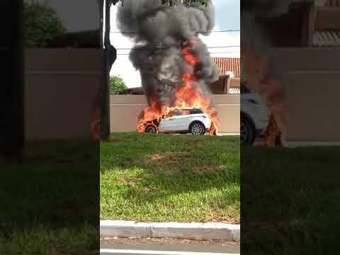 Carro de luxo pega fogo, em Uberlândia, assista ao video.