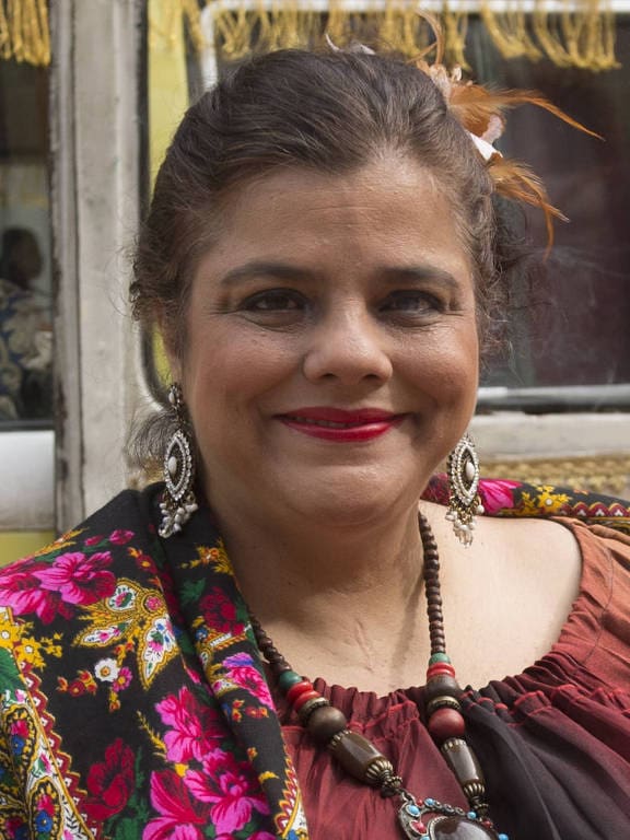 Após aguardar por vaga em CTI por três dias, atriz do ‘Zorra’ morre no Rio