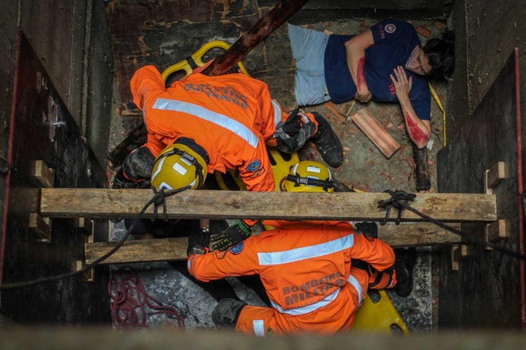 Corpo de Bombeiros realiza simulado de resgate em desabamento