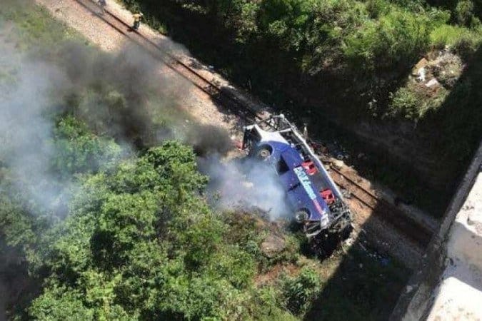 Motorista do ônibus que despencou de ponte em João Molevade se apresenta a polícia