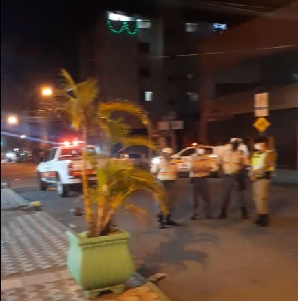 Polícia prende três em operação que interdita ruas no Centro de Divinópolis
