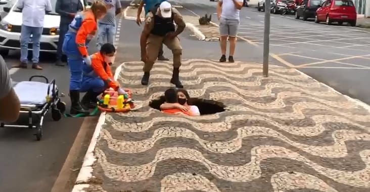 Vídeo de câmera de segurança mostra momento em pedestre cai em cratera, em Uberlândia