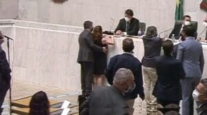 V&iacute;deo mostra deputado Fernando Cury passando a m&atilde;o no seio da deputada Isa Penna durante sess&atilde;o da Alesp