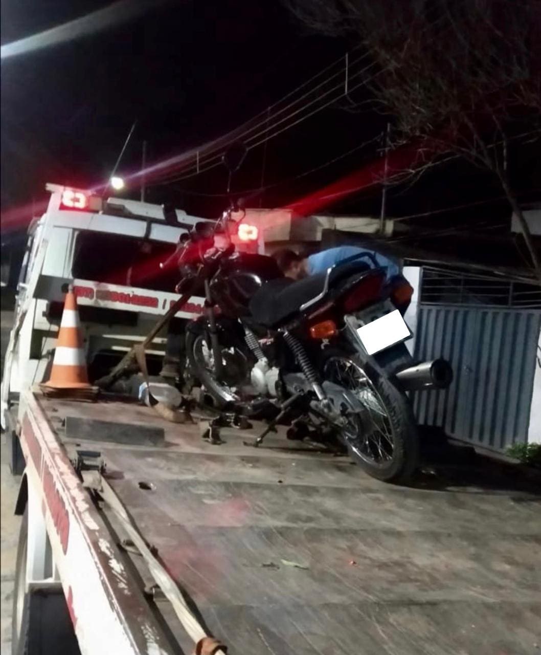 Em Divinópolis: Ladrões atrapalhados perdem réplica de arma e celular enquanto tentavam roubar moto