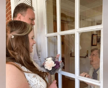 Eles se casaram duas vezes para que a avó pudesse assistir a cerimônia com segurança