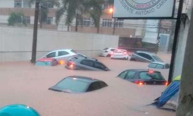 Chuva forte inunda ruas e carros boiam nesta quarta-feira (02) em Juiz de Fora, assista ao video.