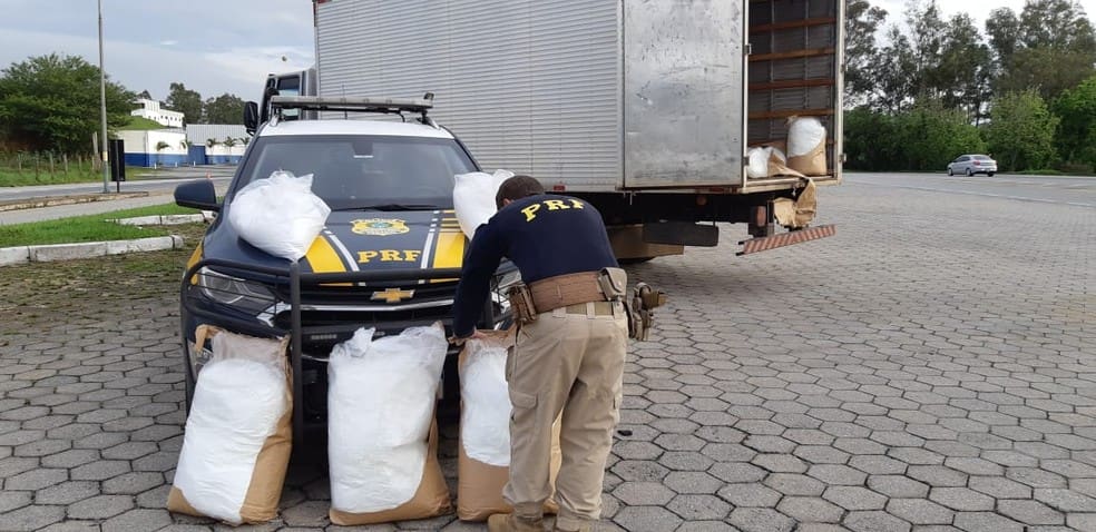PRF apreende mais de 300 kg de cocaína escondida em caminhão BR-381