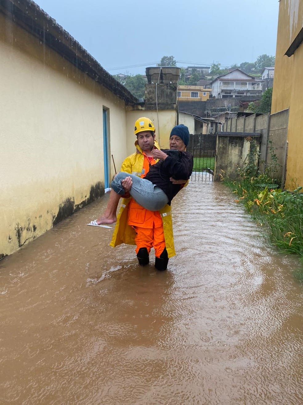 Chuva causa inundações e deslizamentos em Oliveira; confira as imagens