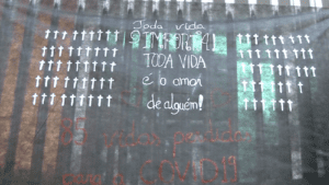 Protesto em frente &agrave; C&acirc;mara Municipal cobra medidas mais r&iacute;gidas de enfrentamento &agrave; pandemia