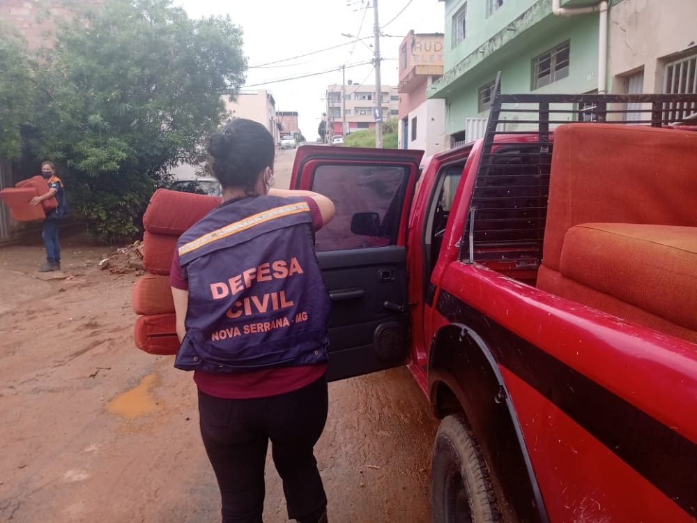 Defesa Civil emite alerta de chuvas em Nova Serrana; fam&iacute;lias atingidas recebem doa&ccedil;&otilde;es