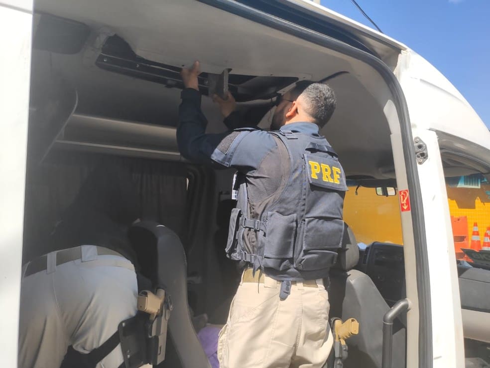 Mais de 500 tabletes de maconha são encontrados em van na BR-262; dois homens são presos
