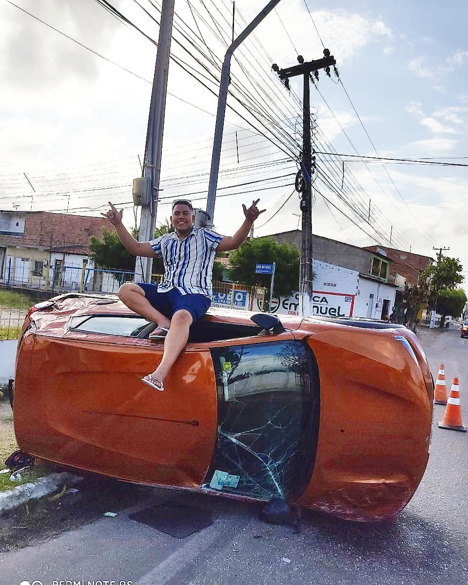 “Feliz 2021”: como motorista de app viralizou com foto em carro capotado