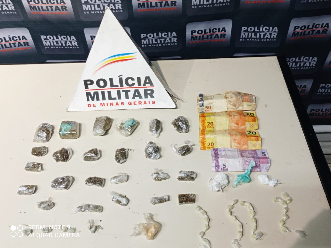 PM prende homem com tabletes de maconha, pedras de crack e cocaína em via pública