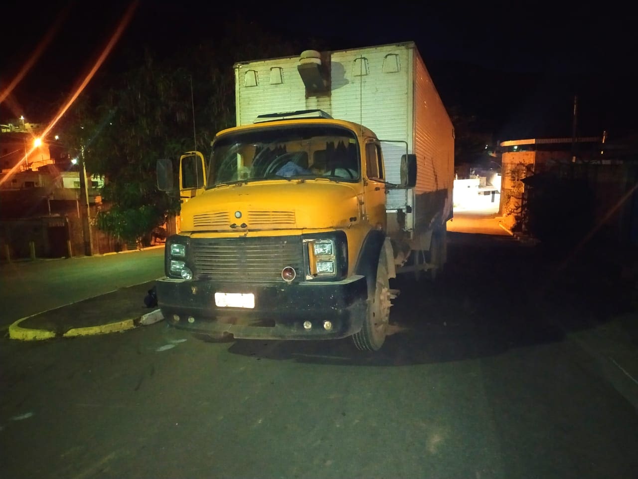 Polícia prende acusados de roubo, recupera caminhão e carga roubados