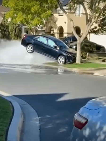 Carro atropela hidrante e é alçado por jato de água nos EUA; vídeo