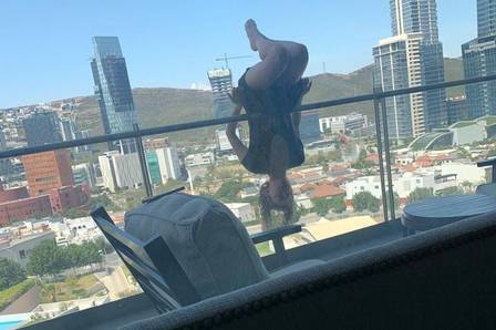 Em busca da ‘selfie perfeita’, mulher se pendura em varanda no 11º andar, na Austrália; veja vídeo