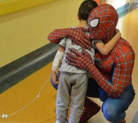 Voluntário se veste de Homem Aranha para visitar crianças em hospitais