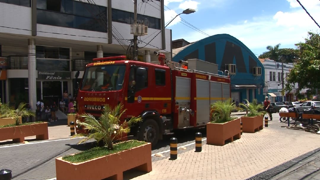 Princípio de incêndio mobiliza Corpo de Bombeiros em agência bancária no centro