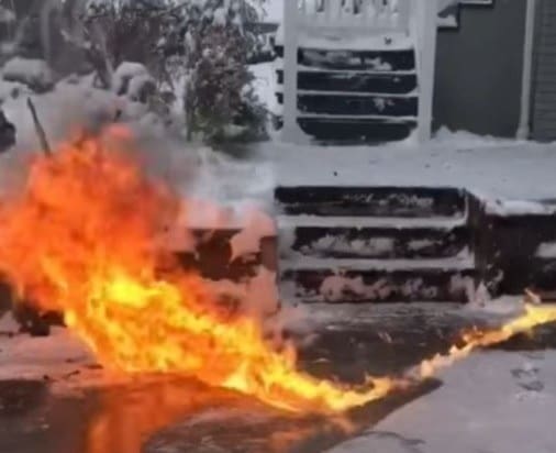 Homem usa lança chamas para remover neve do passeio. Veja o vídeo