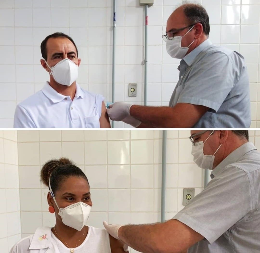 O Prefeito de Itaúna, Neider Moreira, que é medico, aplicou as duas primeiras doses do imunizante em 2 profissionais da saúde na tarde desta quarta-feira (20)