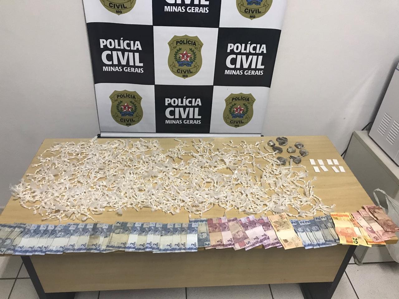 PCMG prende grande quantidade de drogas mais de 1770 pedras de crack, com suspeito de tráfico em Nova Serrana