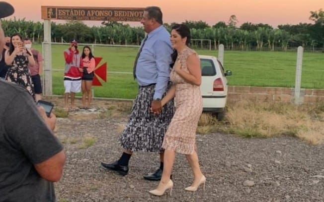 Para pagar promessa, prefeito veste saia em cerimônia de posse no Rio Grande do Sul