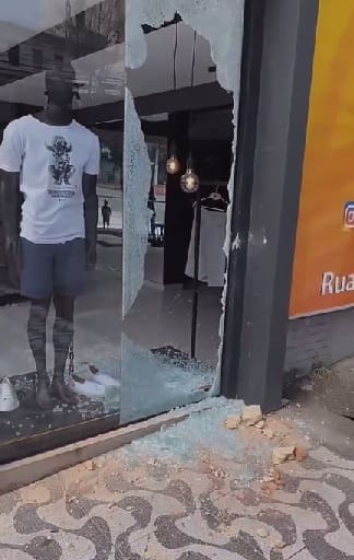 Loja tem vitrine quebrada e é invadida durante a madrugada no Centro de Divinópolis