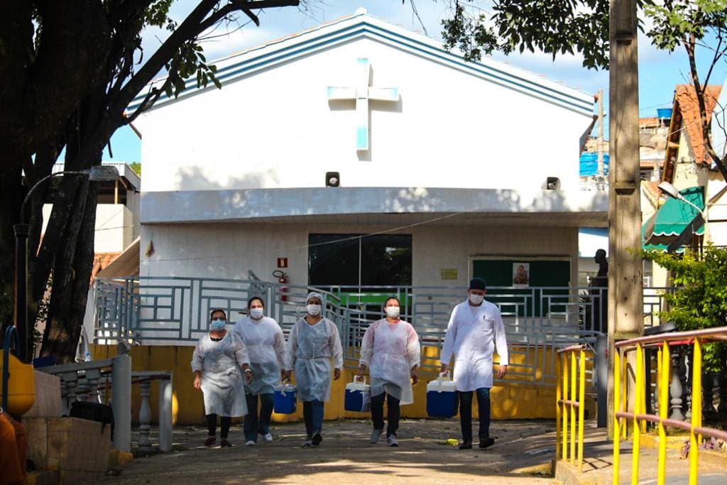 Divinópolis já vacina idosos em instituições de longa permanência