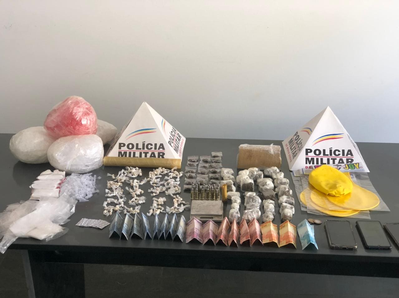 Boca de fumo: PM prende traficante com maconha escondida entre os dentes