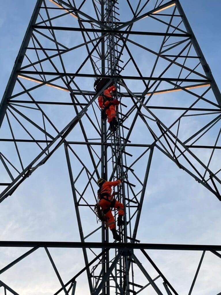 Adolescente é salvo após escalar torre de telefonia de 80 metros