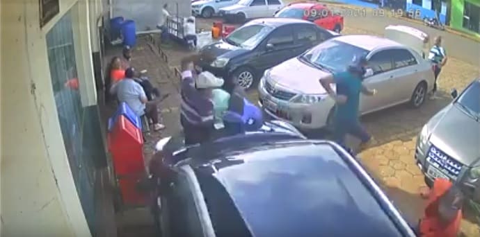 Vídeo de circuito interno de segurança mostra atropelamento na porta de supermercado
