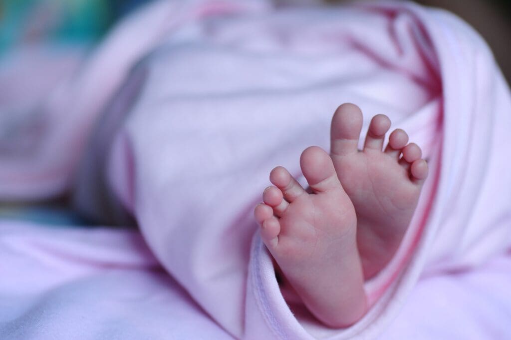 Bebê de cerca de dez meses é encontrada na calçada de comércio em Salinas