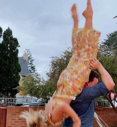 Casal bêbado tenta refazer dança famosa e mulher fratura pescoço