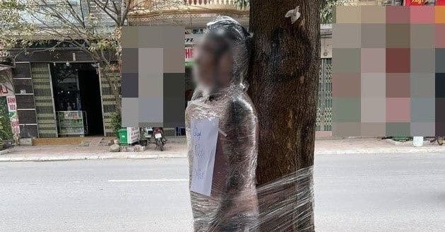 Cliente é amarrado em árvore com plástico filme após não pagar tatuador