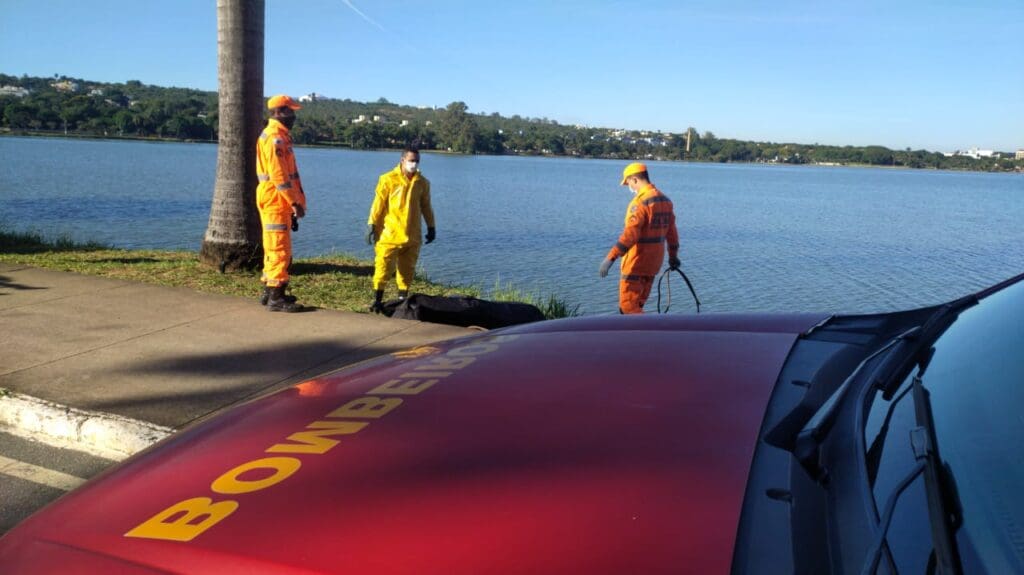 Bombeiros localizam corpo de homem que morreu afogado no Lago das Roseiras
