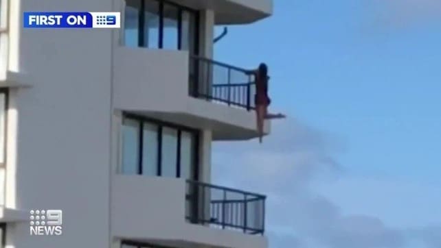 Mulher se pendura em sacada de prédio para tirar selfie
