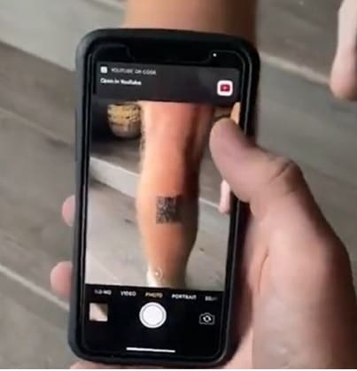 Homem faz tatuagem com QR code para direcionar amigos a pegadinha bizarra