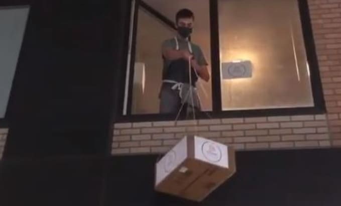 Jovem arrecada dinheiro para doar a entidades de saúde na pandemia entregando pizzas pela janela