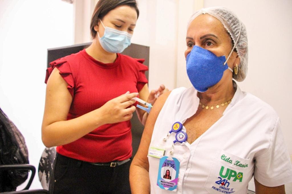 Profissionais de linha de frente da saúde serão vacinados contra a Covid-19 nesta quarta e quinta-feira (31 e 01) em Divinópolis