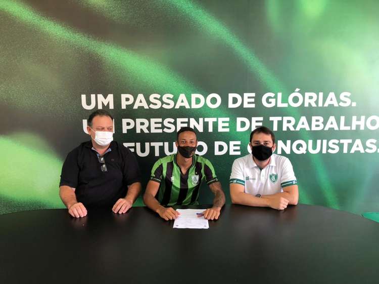 Natural de Divinópolis, atacante Vitinho, de 19 anos, assina contrato profissional com o América