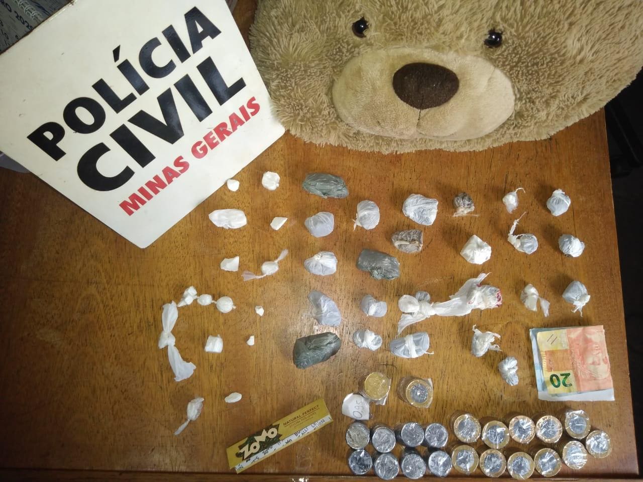 Mulher é detida com maconha e cocaína escondidas em urso de pelúcia