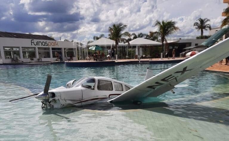 Força Aérea Brasileira investiga queda de avião em piscina de resort em Formiga