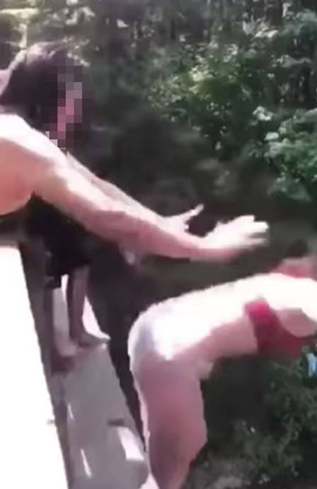 A jovem americana que empurrou uma amiga do alto de uma ponte de 18 metros foi condenada a apenas dois dias de prisão.