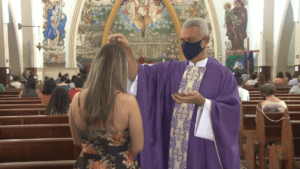 Missa de Cinzas &eacute; celebrada com n&uacute;mero reduzido de fieis em Divin&oacute;polis