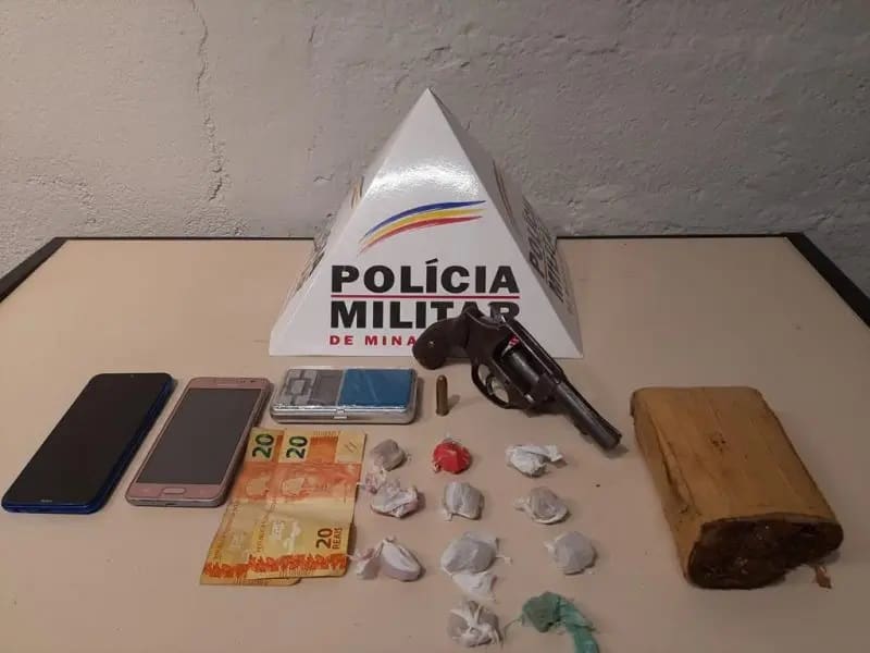 Denuncia anônima ajuda PM a prender suspeito de tráfico de drogas em Divinópolis
